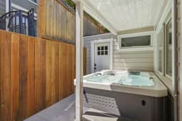 The Birdhouse | Walk to Main Street | Hot Tub & Grill