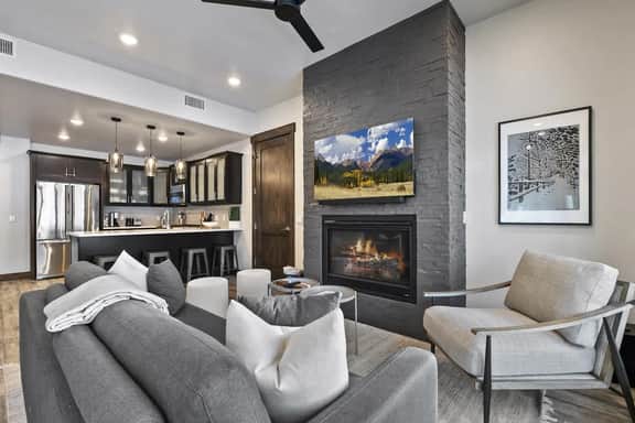 Mountain Luxury: Short walk to Canyons Lifts
