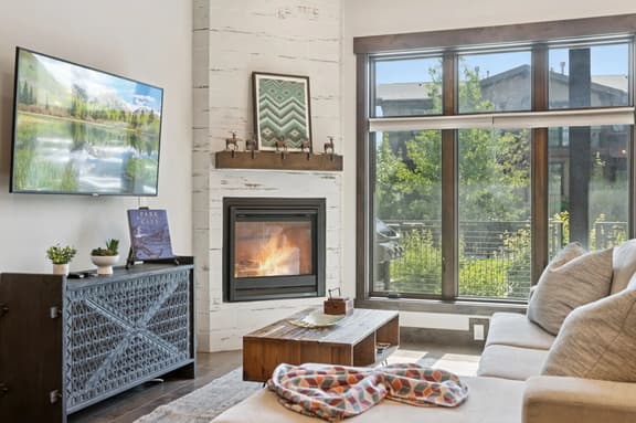 Modern Mountain Escape at Blackstone Walk to PCMR!