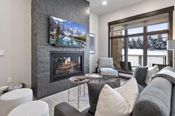 Mountain Luxury: Short walk to Canyons Lifts