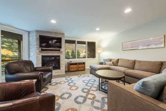 Snowcap Lodge: Spacious Townhome w/ Hot Tub
