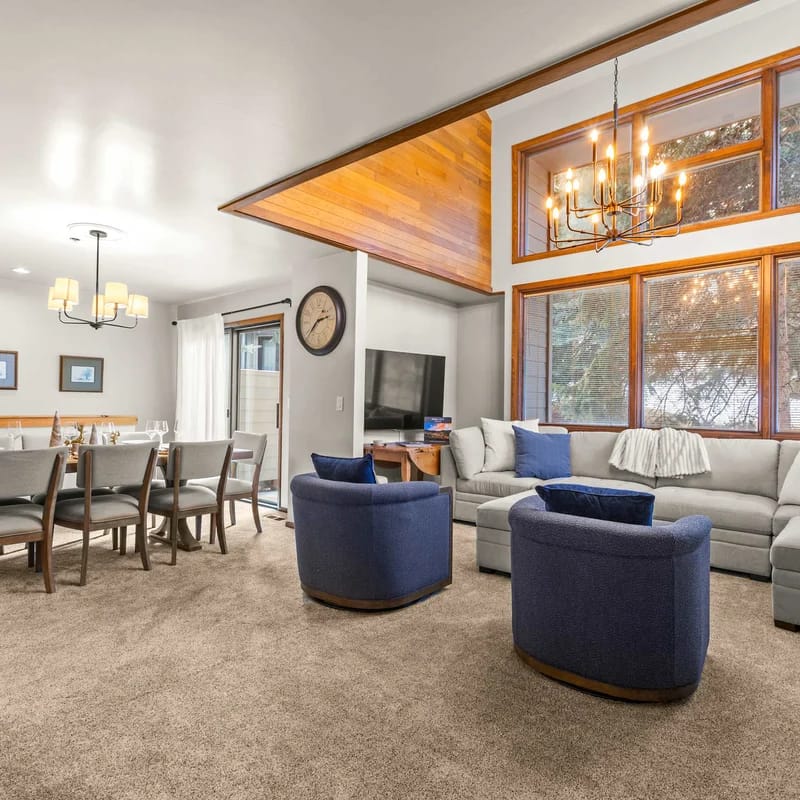Close to Main St, DV Luxe Condo, Private Garage